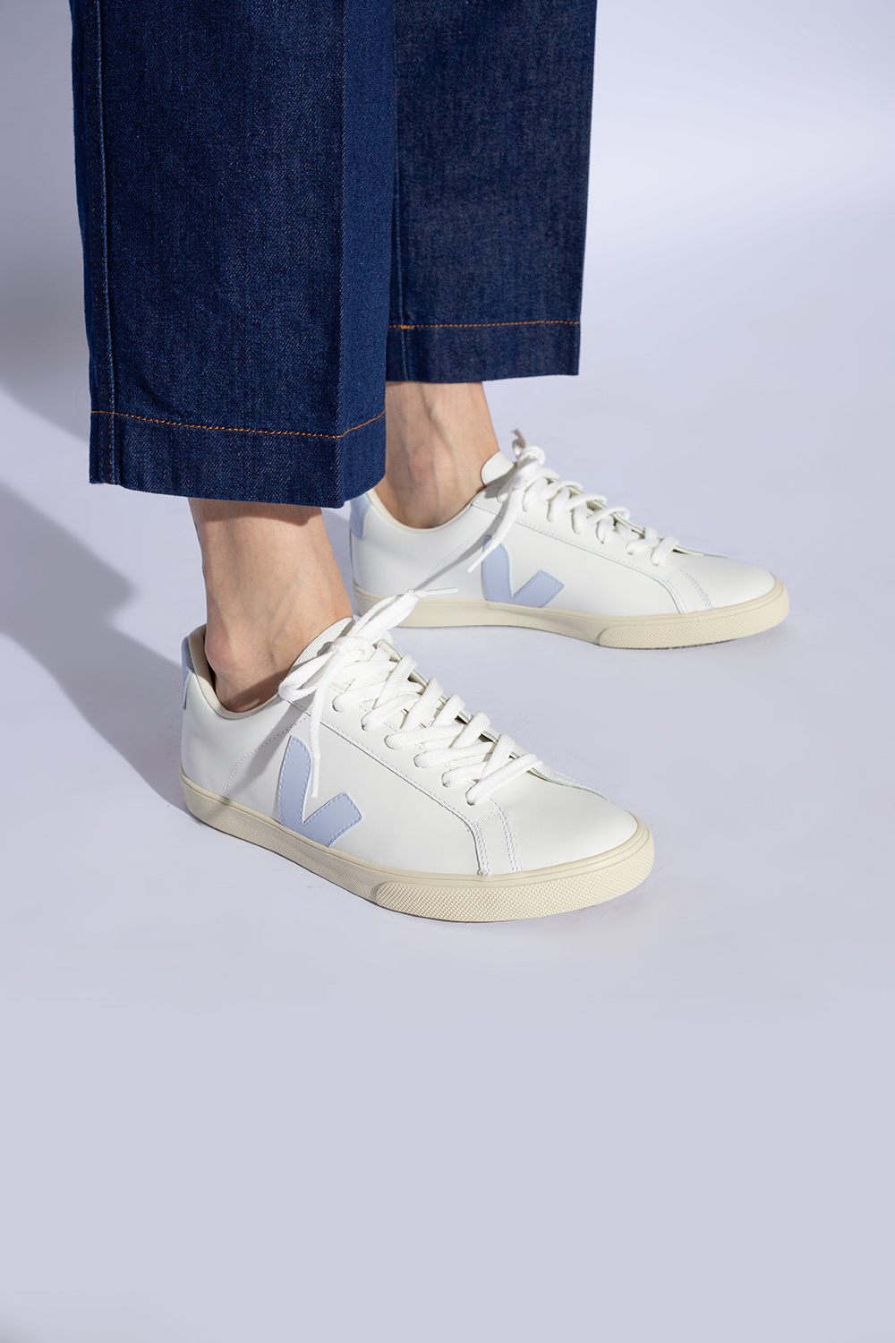 Veja esplar sale low logo